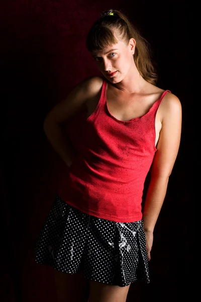 ALT mode vrouw. humeurig studio opname over donkerrood. — Stockfoto