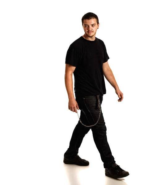Junger Mann zu Fuß. Studioaufnahme über Weiß. — Stockfoto