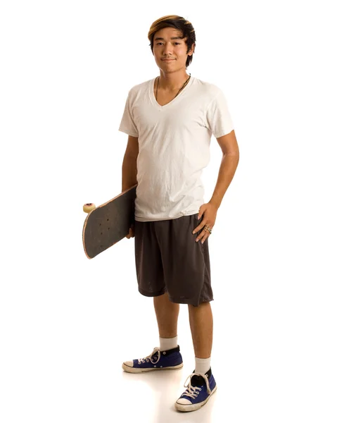 Jonge man met skateboard. studio opname over Wit. — Stockfoto