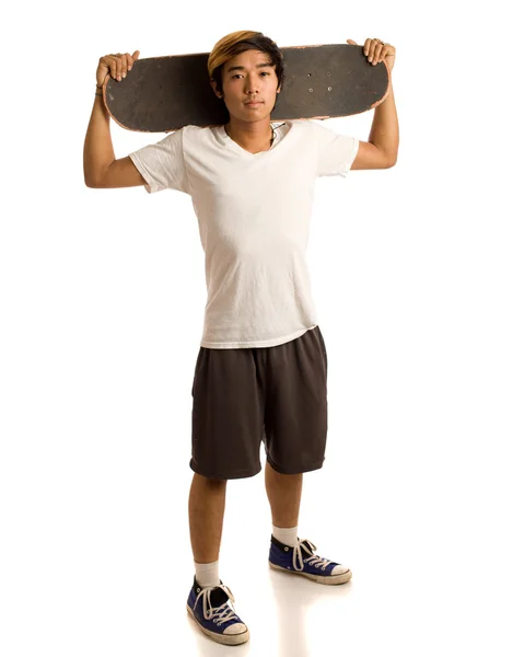 Jeune homme avec skateboard. Studio tourné sur blanc . — Photo