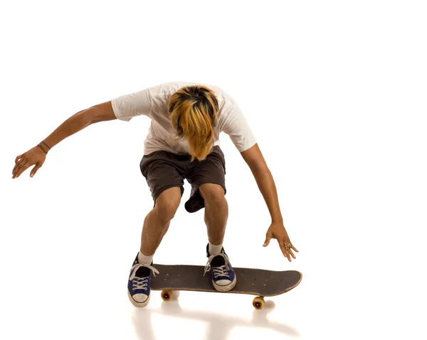 Um jovem a andar de skate. Estúdio tiro sobre branco . — Fotografia de Stock