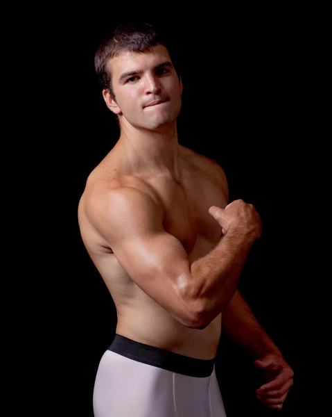 Athletischer junger Mann. Studioaufnahme über Schwarz. — Stockfoto