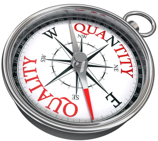 Kvalita versus množství koncepční obraz s kompasem — Stock fotografie