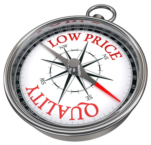 Kwaliteit versus lage prijs concept kompas — Stockfoto