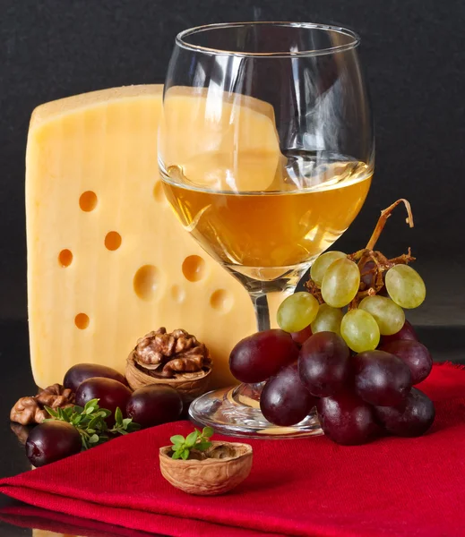 Sýr, hrozny, víno. — Stock fotografie