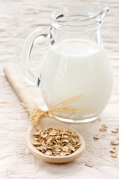Oat flakes and milk. — Stock Photo, Image