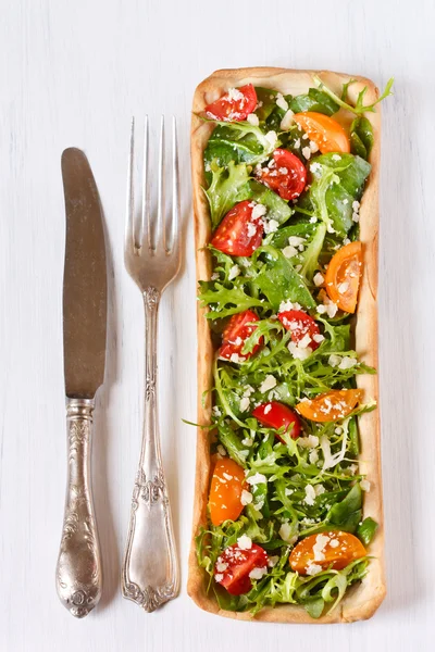 Kuchen mit Kräutern, Tomaten und Parmesan. — Stockfoto