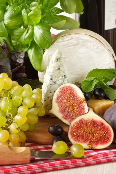 Ovoce a sýr. — Stock fotografie