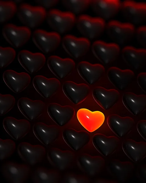 Светящееся сердце из красного стекла, окруженное темными сердцами — стоковое фото