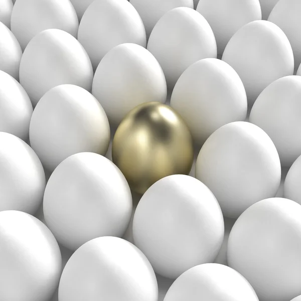 Złote jajo wśród zwykłych białych jaj — Zdjęcie stockowe