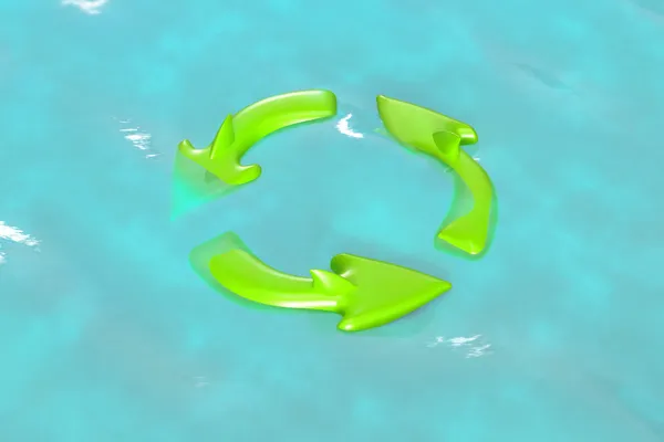 Sinal de reciclagem em água limpa — Fotografia de Stock