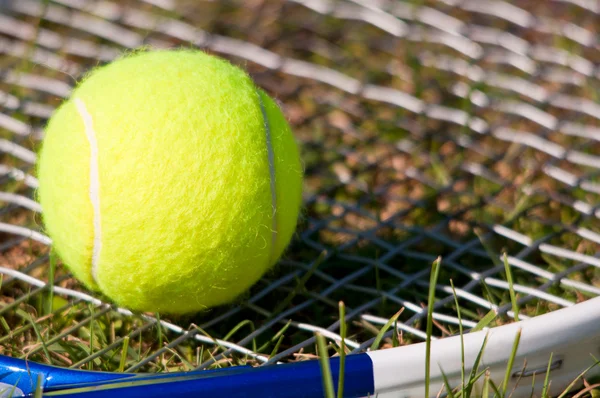 Rakieta i piłki tenisowe — Zdjęcie stockowe