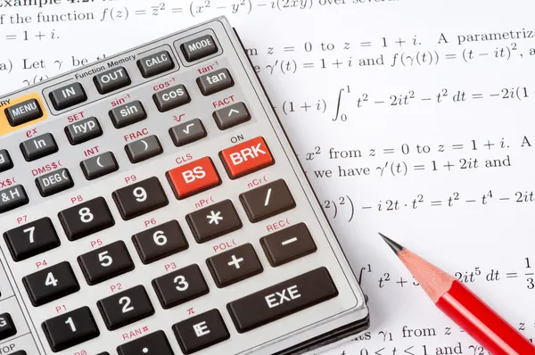 Calculadora científica al lado de las matemáticas —  Fotos de Stock