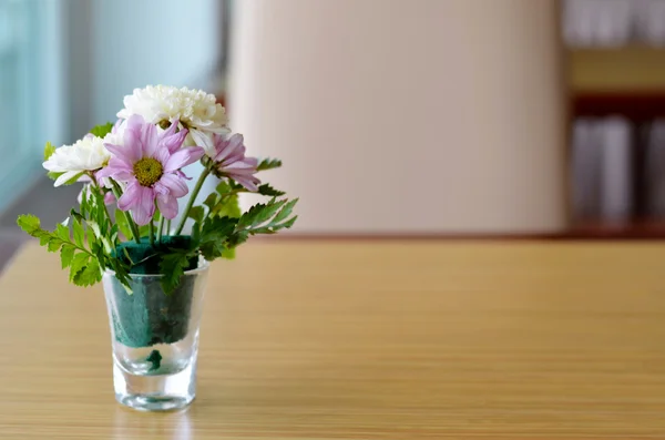 Декор стола с цветами — стоковое фото
