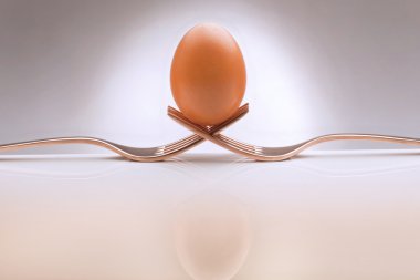 bir çatalla yumurta