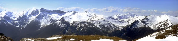 Picos de Europa montanhas ao lado de Fuente De aldeia Cantabria Sp — Fotografia de Stock