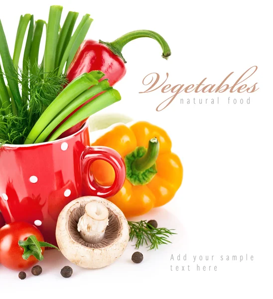 Frisches Gemüse mit grünen Blättern — Stockfoto