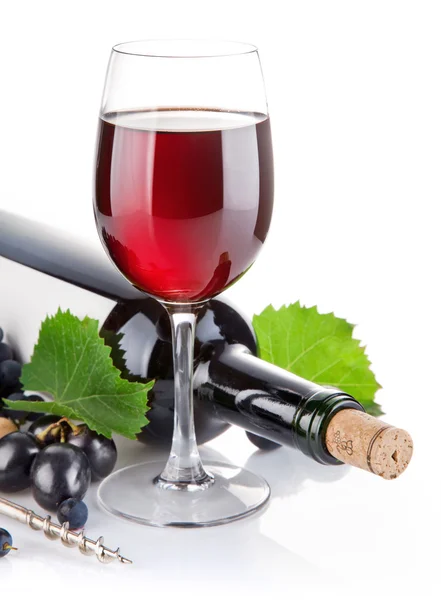 Κόκκινο κρασί σε ποτήρι με σταφύλια — Φωτογραφία Αρχείου
