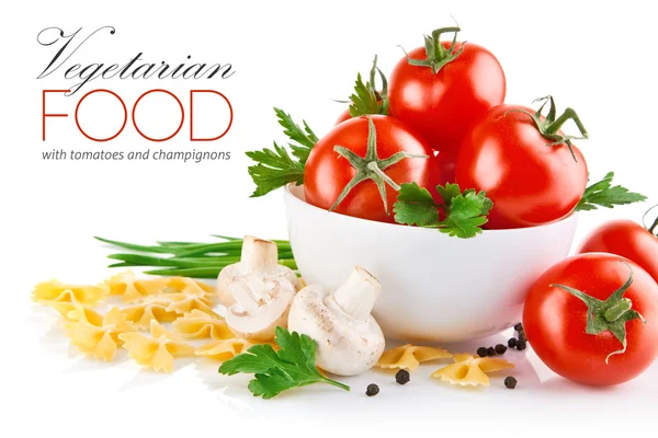 Comida vegetariana com tomate e champignon — Fotografia de Stock