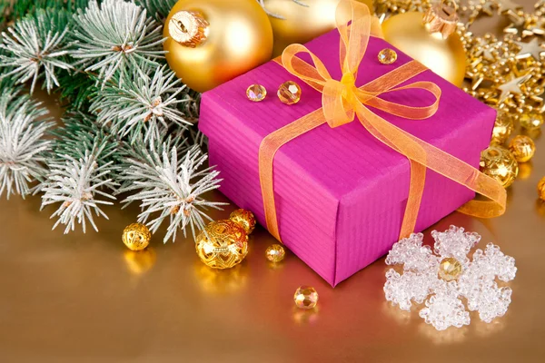 Рождественский подарок с филиал елочка мишура — стоковое фото