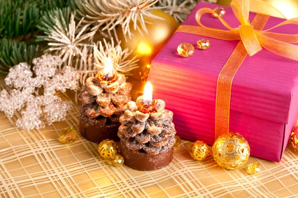 Presente de Natal com abeto de ramo e vela — Fotografia de Stock
