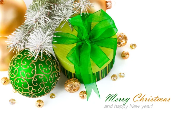Grüne Weihnachtsgeschenk mit Firtree branch — Stockfoto