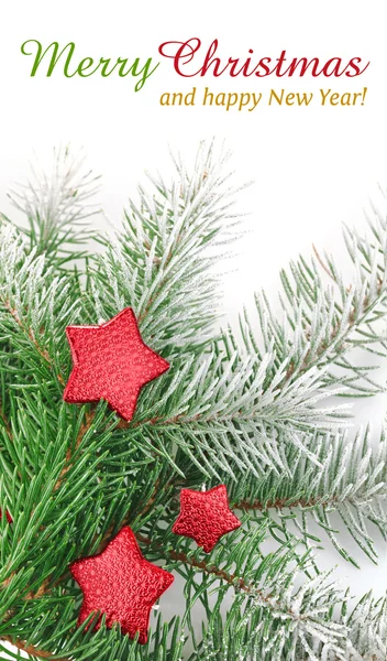 Jul firtree med röda stjärnor och vit snö — Stockfoto