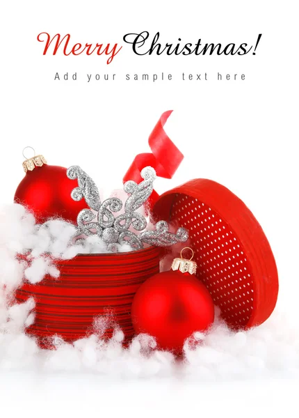 Regalo de Navidad roja con bolas — Foto de Stock