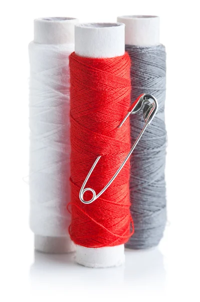 Drei Knäuel des Threads mit pin — Stockfoto
