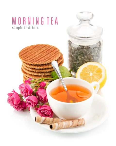Tee in Tasse mit Keksen und Strauß Rosen — Stockfoto