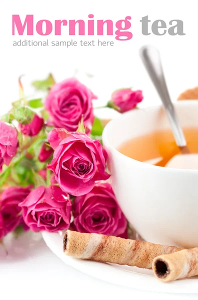 Té en taza con galletas y rosas de ramo — Foto de Stock