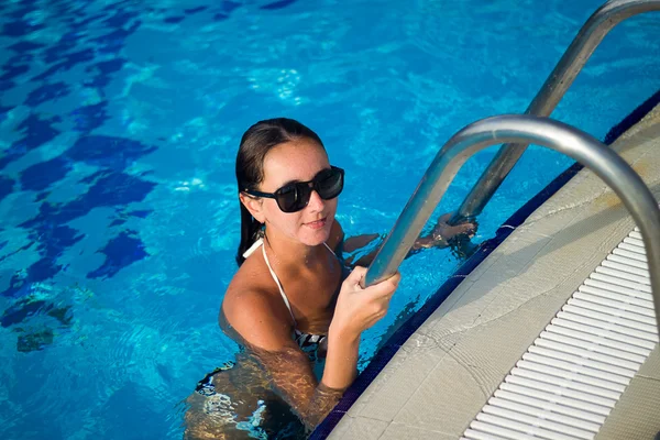 Girl in a swimming poool — Stock Photo, Image