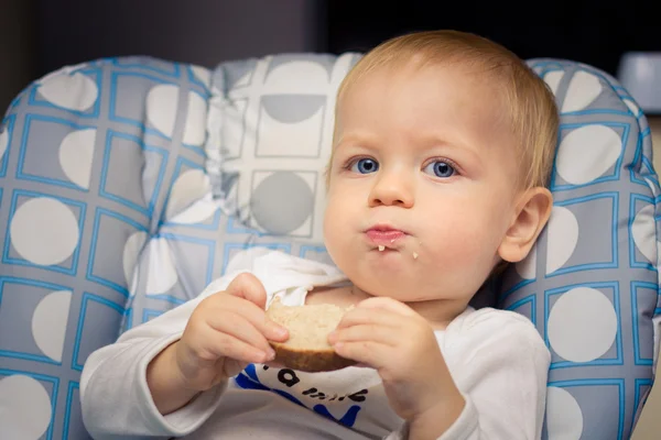 婴儿吃面包 — 图库照片