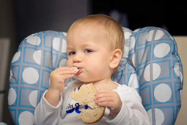 Baby isst Brot — Stockfoto