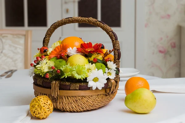 Корзина с фруктами и цветами — стоковое фото