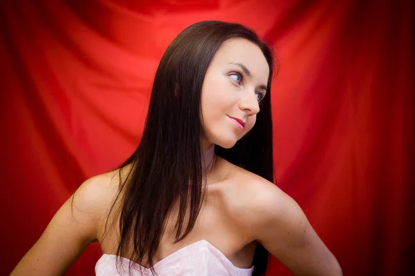 Kadın kırmızı bir arka plan karşı — Stok fotoğraf