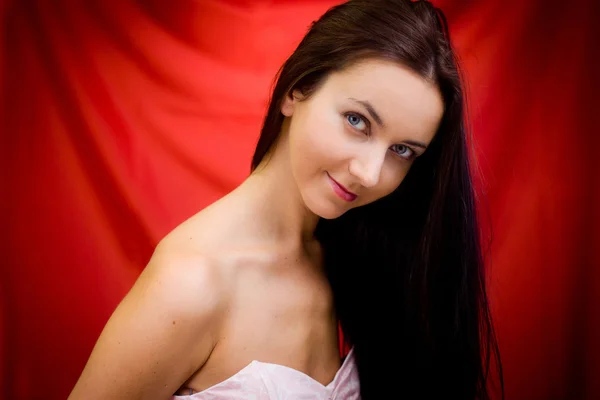 Nő, piros háttér — Stock Fotó