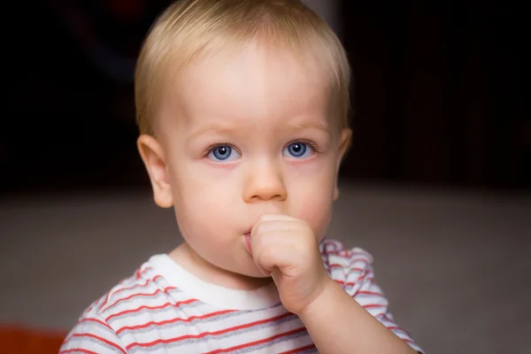 Dítě cucat palec — Stock fotografie