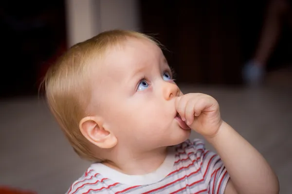 赤ちゃん吸う親指 — ストック写真