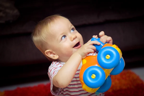 Bebek oyuncak araba ile — Stok fotoğraf