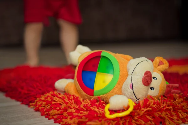 Macaco de brinquedo no tapete — Fotografia de Stock