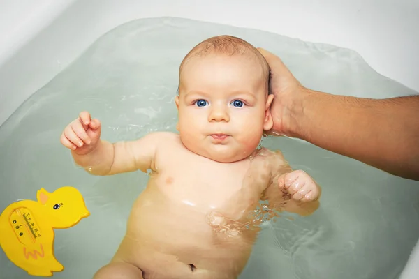 Bebê menino lavagem — Fotografia de Stock