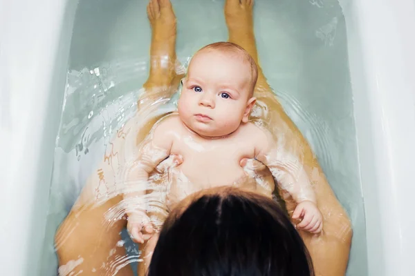 Bebê menino lavagem — Fotografia de Stock