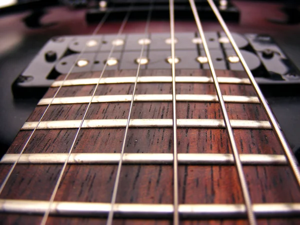 Stringhe di chitarra tasti e pick up — Foto Stock