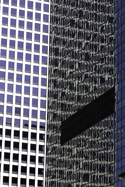 Rascacielos con Reflexión — Foto de Stock
