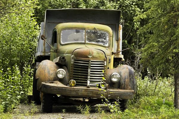 Vecchio camion arrugginito — Foto Stock