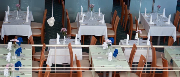 Tables de restaurant et vaisselle — Photo