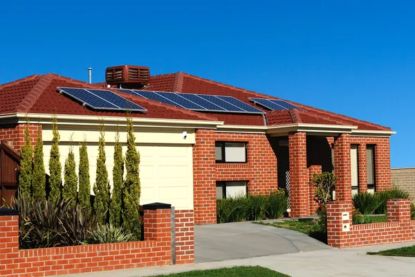 Ház napelemes panelek a tetőn — Stock Fotó