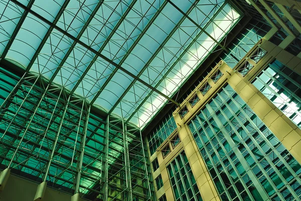 Современная архитектура: окно в крыше — стоковое фото