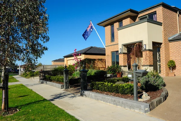 Nueva Casa Australiana, Eucalipto, Magnolia, y Bandera Australiana — Foto de Stock